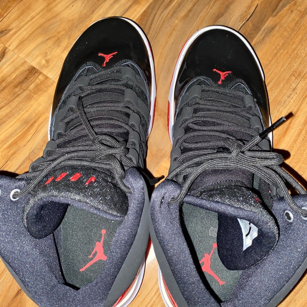 Jordan max aura black and red